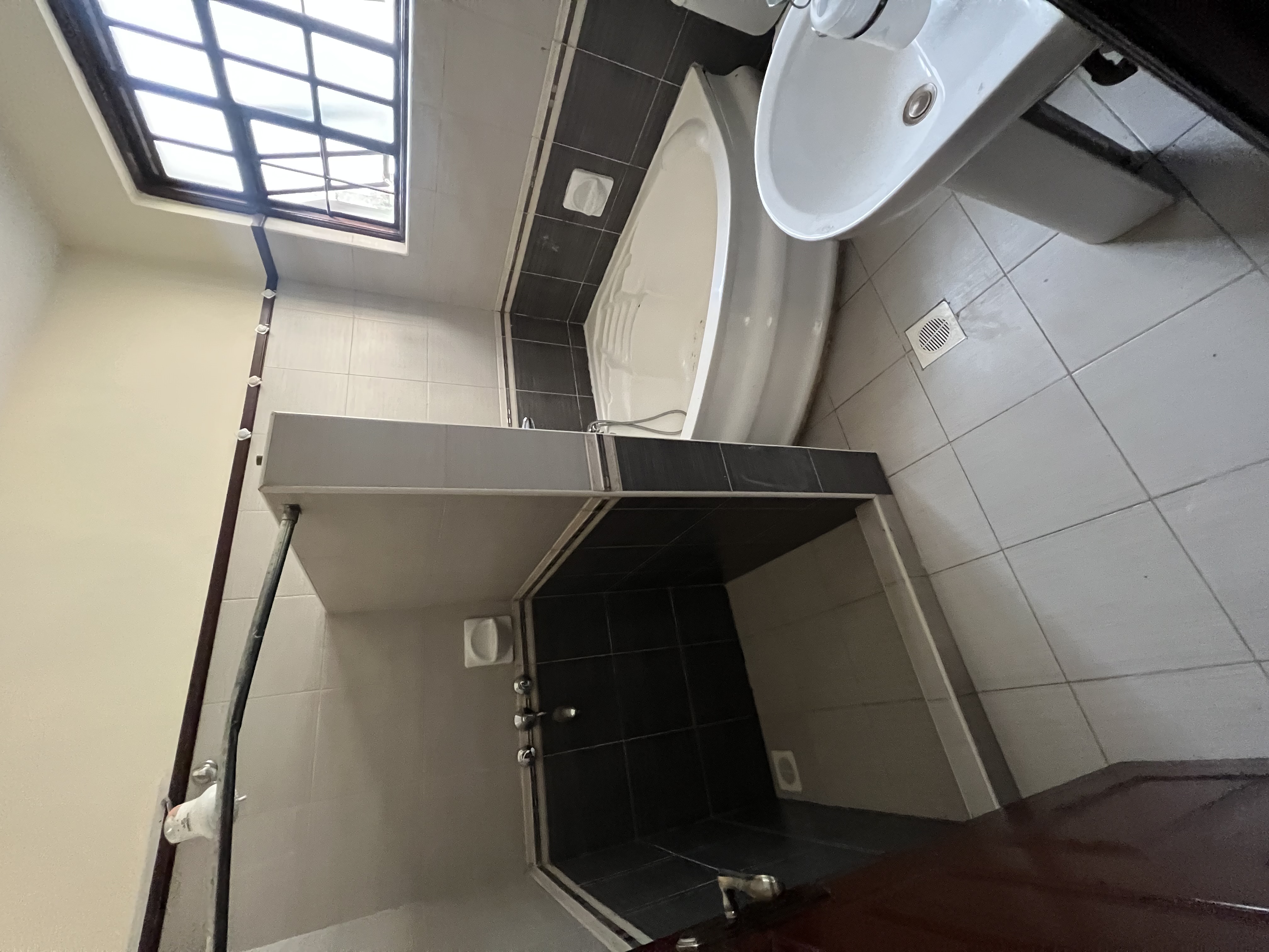 Charming 3 BR + SQ For Sale in Lavington - Image 6