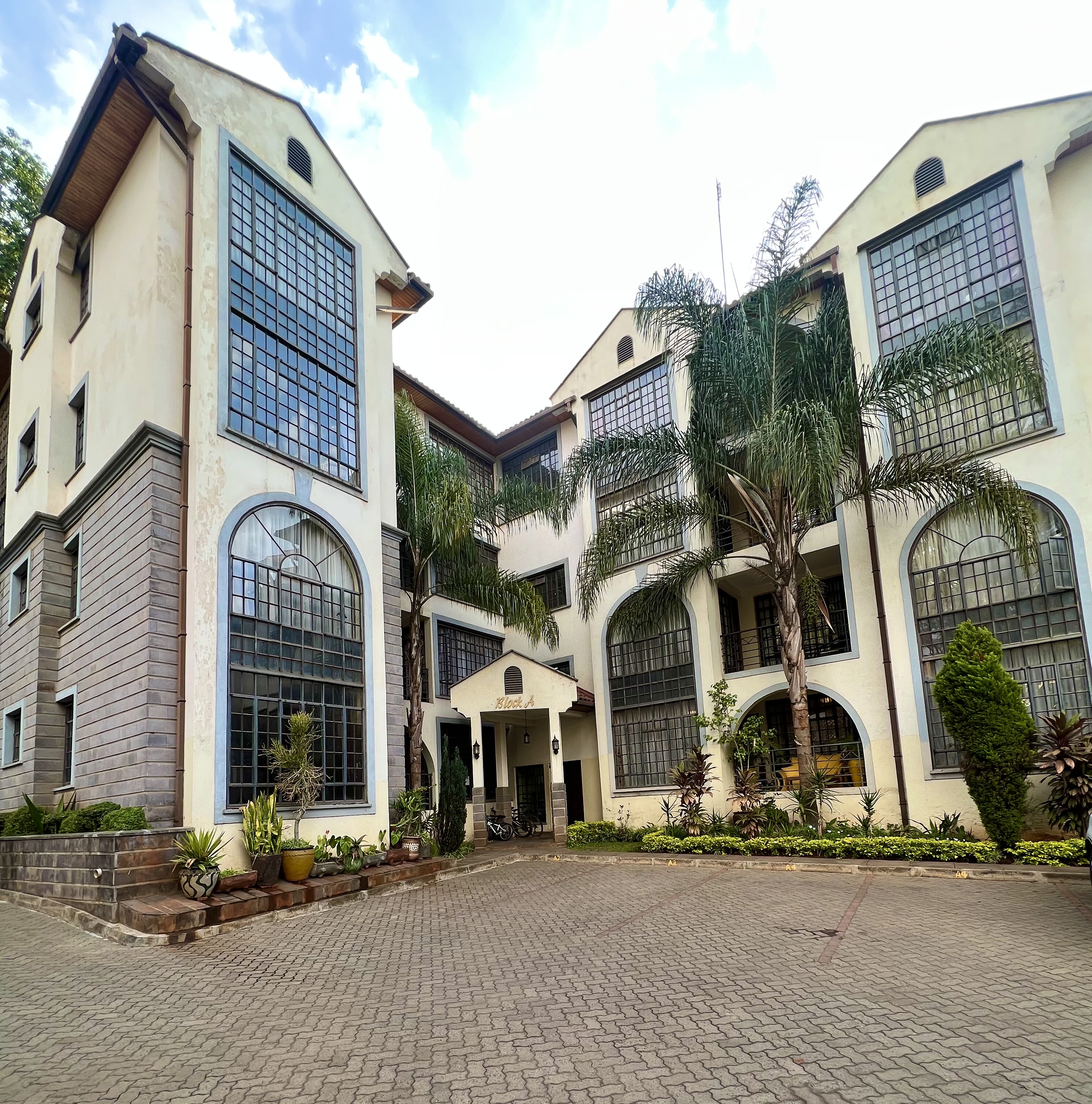 Charming 3 BR + SQ For Sale in Lavington